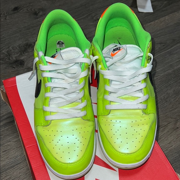 Nike Neon Green Sneakers - Picture 3 of 4
